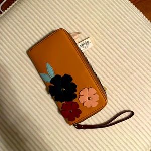 Brand new with tags FOSSIL leather clutch wristlet